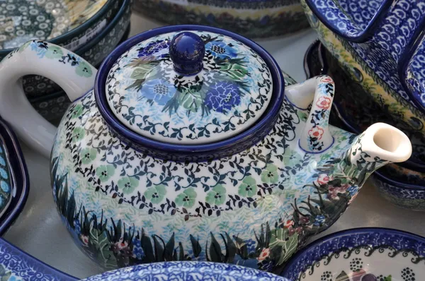 Bit pazarı ile porselen çaydanlık — Stok fotoğraf