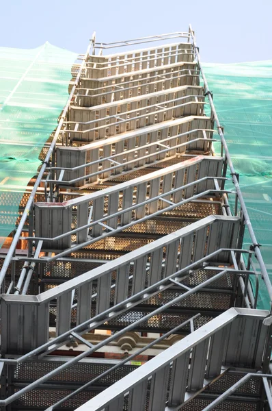 Escalera y andamios en una pared del edificio — Foto de Stock