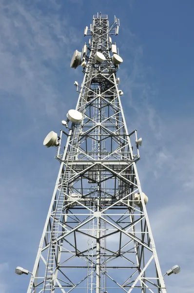 Telekommunikationen står hög med antenner — Stockfoto