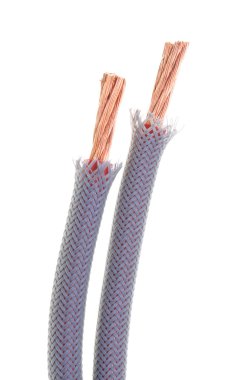 bir koruyucu kapak içinde elektrik kabloları