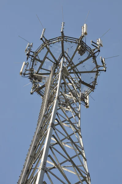 Telekommunikationen står hög — Stockfoto