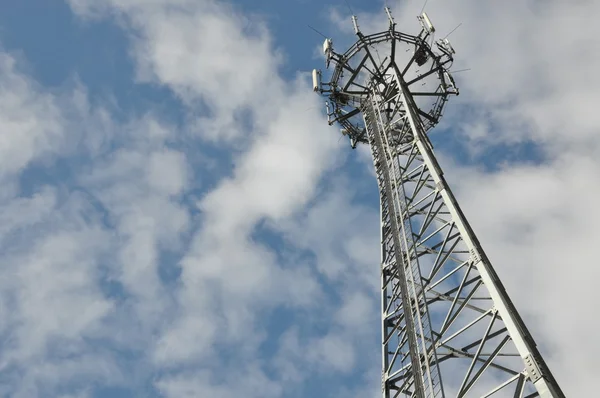 Telekommunikationen står hög — Stockfoto