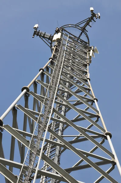 Telekommunikationen står hög — Stockfoto