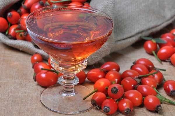 Fruta rosa mosqueta y licor alcohólico — Foto de Stock