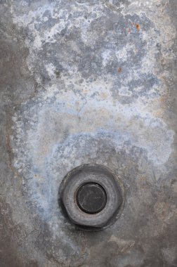 bükülmüş bir cıvata ile plaka