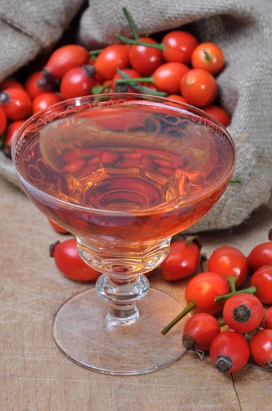 Frutta di rosa canina e liquore alcolico — Foto Stock