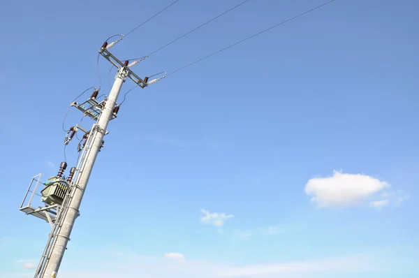 Electric pole med en transformator — Stockfoto