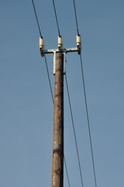 güç hattı ile ahşap elektrik direği