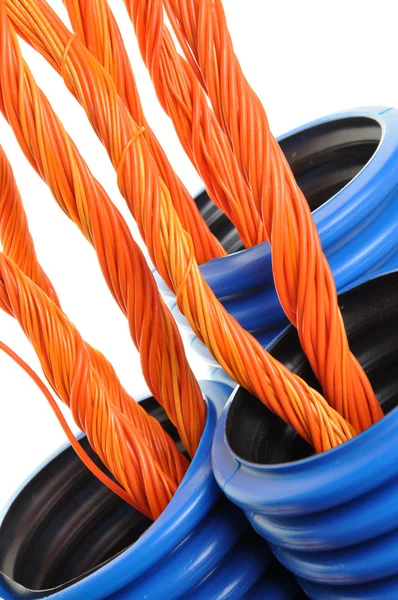 Blauwe gegolfd pijp met oranje kabels — Stockfoto