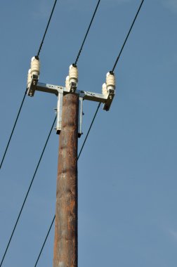 güç hattı ile ahşap elektrik direği