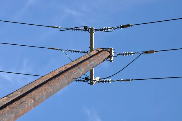 Trä electric pole med kraftledning — Stockfoto