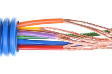 Elektrik kabloları ile oluklu boru