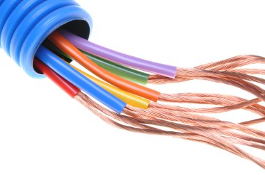 Elektrik kabloları ile oluklu boru