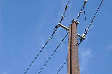 güç hattı ile ahşap elektrik direği