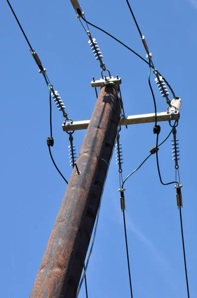 Wooden electric pole with power line — Stock Photo, Image