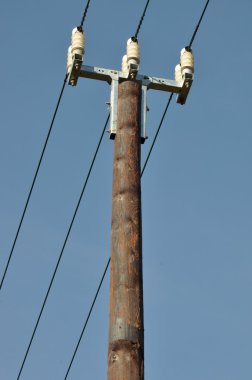 ahşap elektrik direği ile