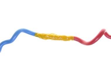 İzolasyon bandı ile elektrik kabloları