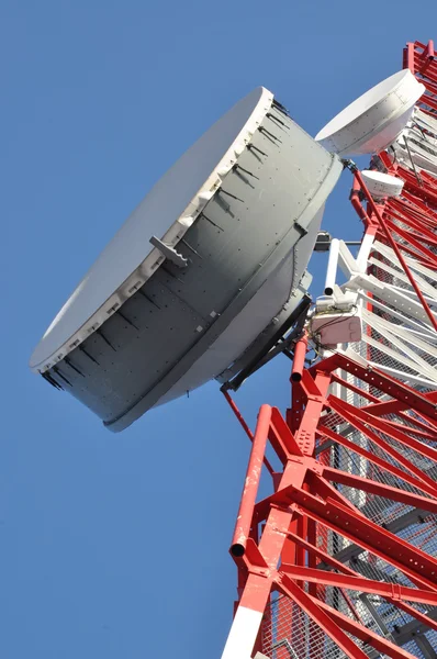 Kommunikationsturm mit Antennen — Stockfoto