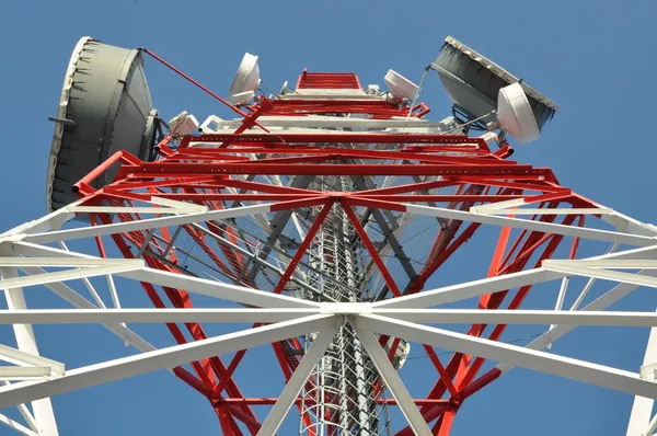 Torre de comunicação com antenas — Fotografia de Stock