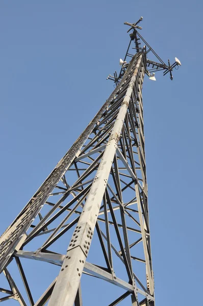 Telekommunikationsturm aus Stahl mit Antennen — Stockfoto
