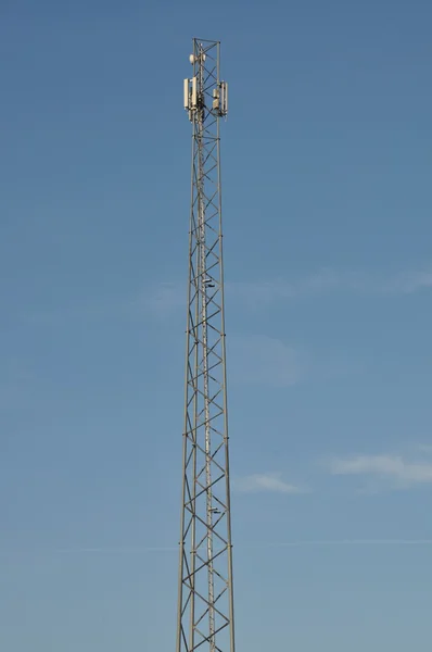 Torre de telecomunicações de aço com antenas — Fotografia de Stock