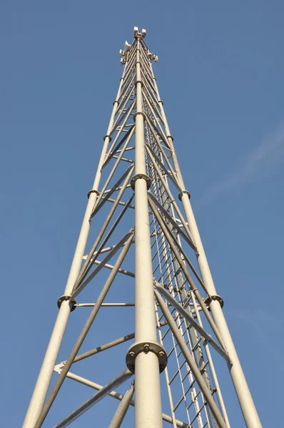 Telekommunikationsturm aus Stahl mit Antennen — Stockfoto