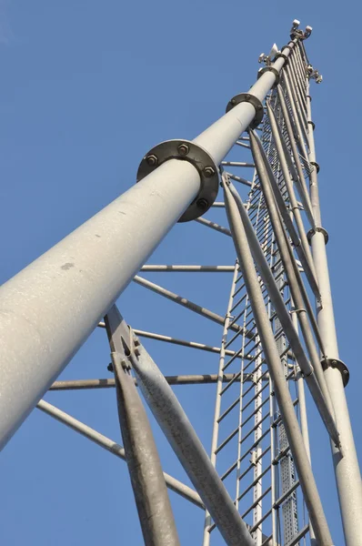 Telekommunikationsturm aus Stahl mit Antennen — Stockfoto