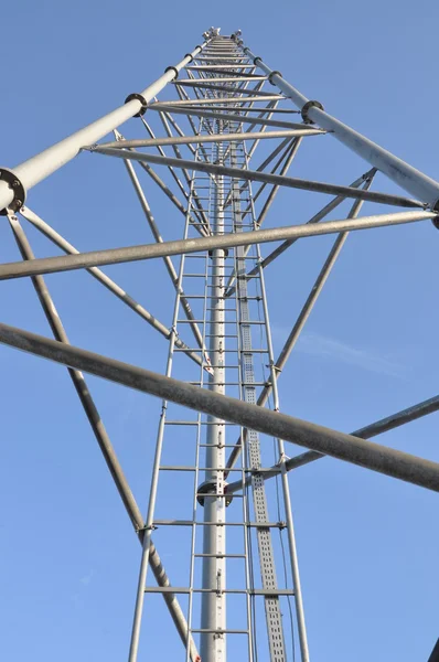 Torre de telecomunicaciones de acero con antenas — Foto de Stock