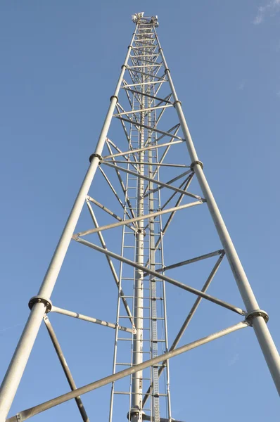 Torre de telecomunicaciones de acero con antenas —  Fotos de Stock