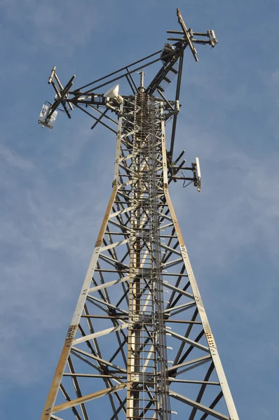 Stål Telekommunikationen står hög med antenner — Stockfoto