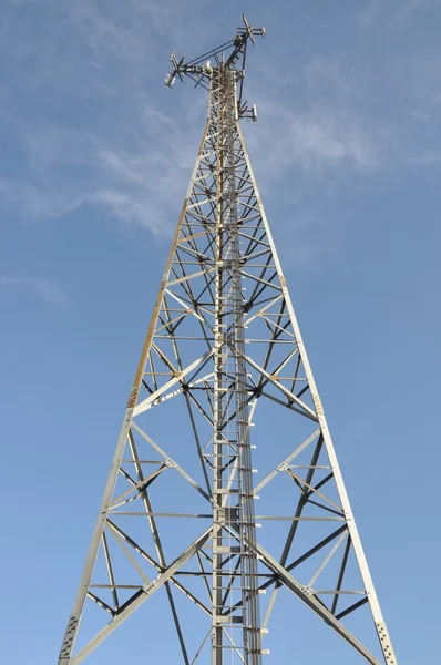 Telekommunikationsturm aus Stahl mit Antennen — Stockfoto