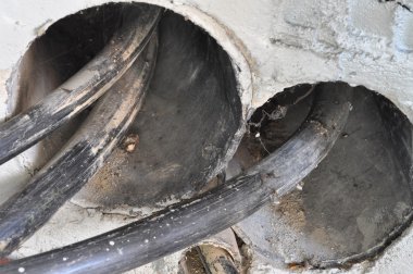 binanın duvarında tüp kablolama