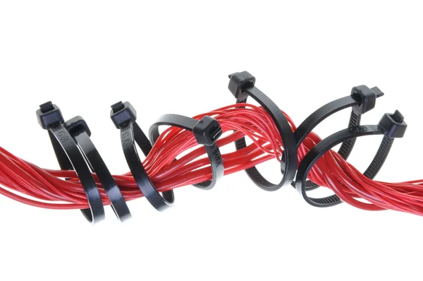 Elektrik kablosuyla kırmızı kablo bağları — Stok fotoğraf