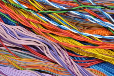 bilgisayar ve internet ağının renkli kablo