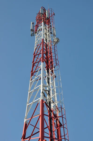 Communication systems on telecommunications tower — Stock Photo, Image