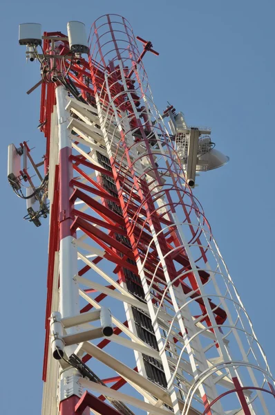 Sistemi di comunicazione sulla torre di telecomunicazione — Foto Stock