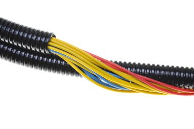 Elektrik kabloları ile oluklu plastik boru