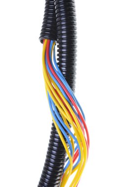 Elektrik kabloları ile oluklu plastik boru