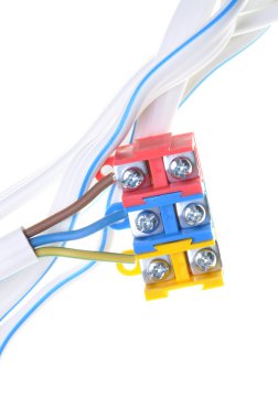 terminal bloğu ile tesisat elektrik kabloları