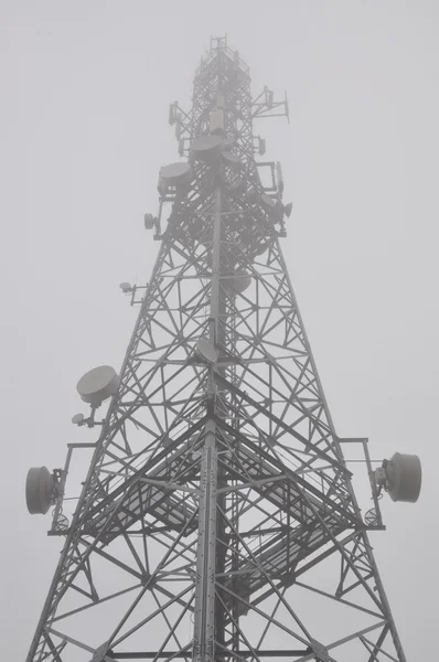 Torre com antenas na névoa — Fotografia de Stock