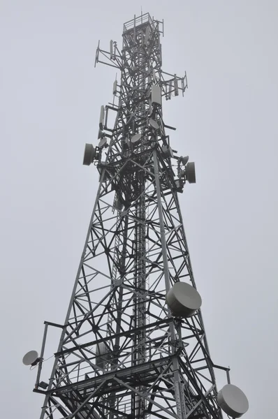 Telekommunikationen står hög — Stockfoto