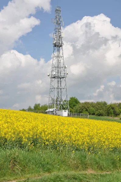 Torre de telecomunicações em campo — Fotografia de Stock