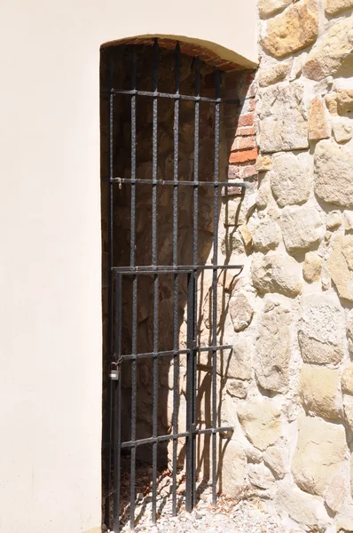 Puerta de celosía oxidada en el castillo — Foto de Stock