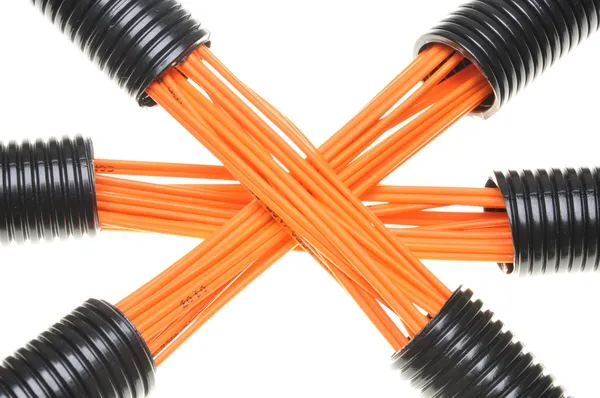 kabloları ile oluklu boru