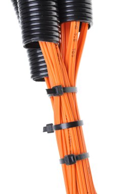 kabloları ile oluklu boru