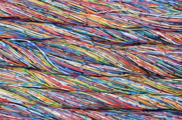 Cables de colores en las redes globales — Foto de Stock