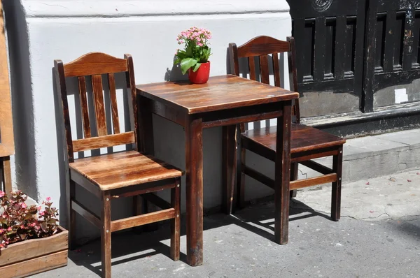 Sedie e tavolo in legno — Foto Stock