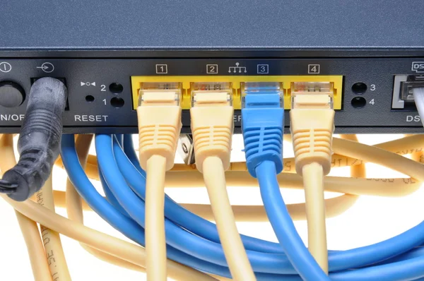 Router met aangesloten kabels — Stockfoto