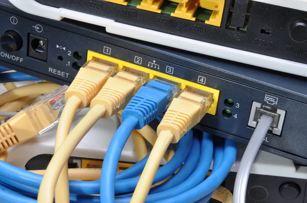 Router mit angeschlossenen Kabeln — Stockfoto