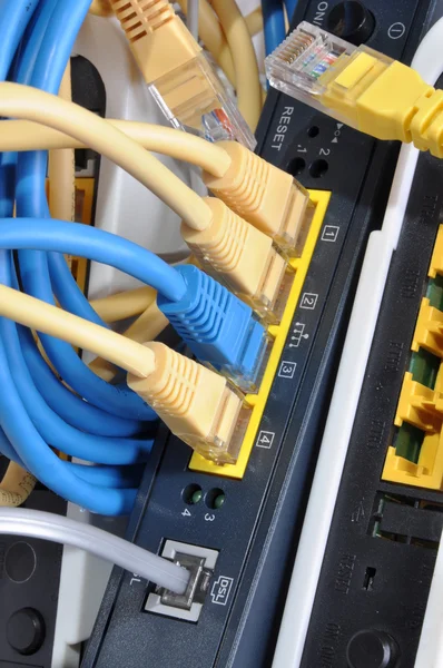 Router mit angeschlossenen Kabeln — Stockfoto